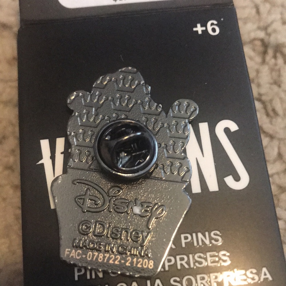 New loungefly Disney villain Ursula cupcake pin - Picture 4 of 5